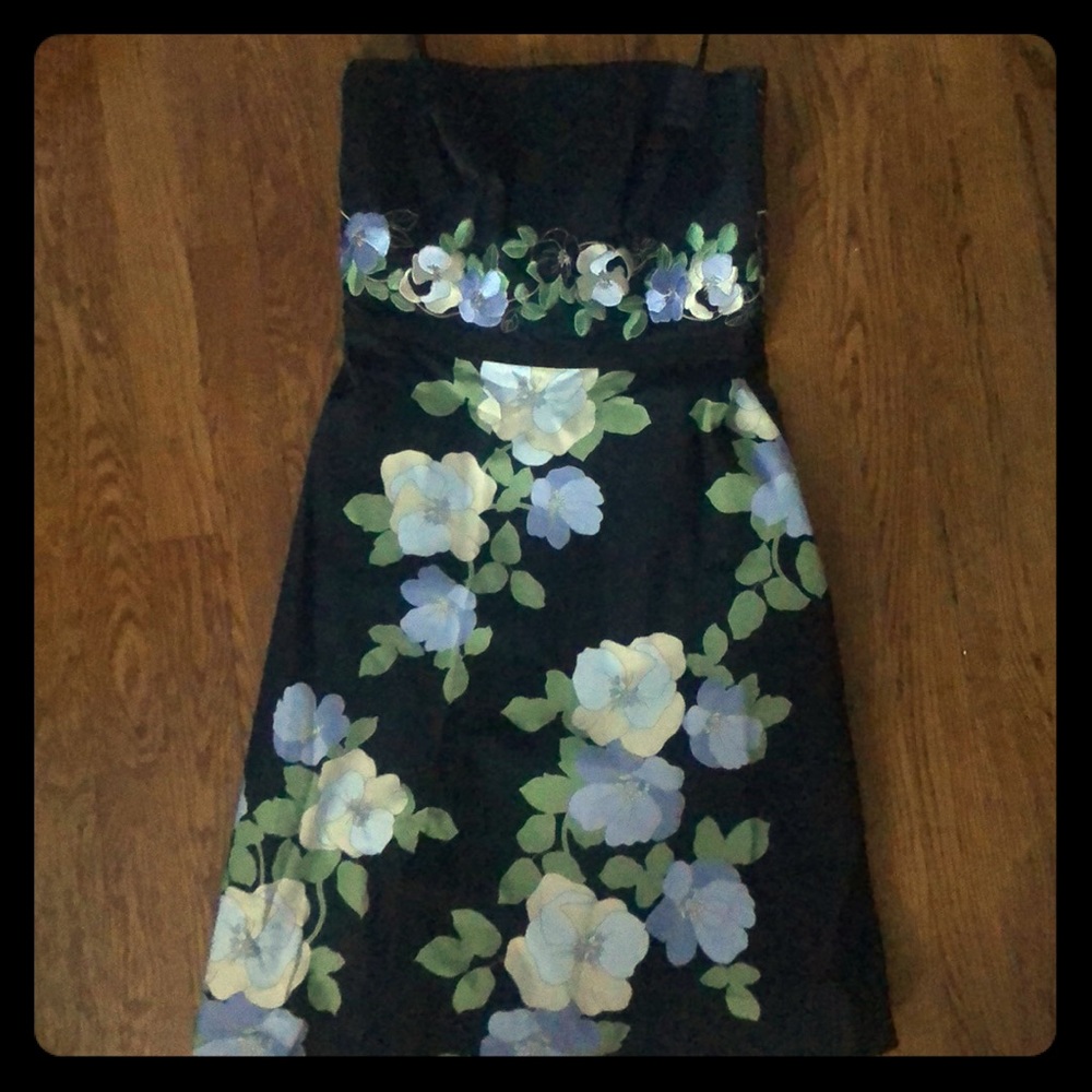 Sleeveless dress w/ embroidered flowers